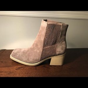 7.5 Leather/Suede boot - tan/taupe color